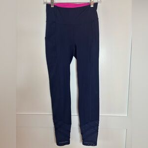 Lilly Pulitzer navy Leggings with mesh bottoms in size small great condition